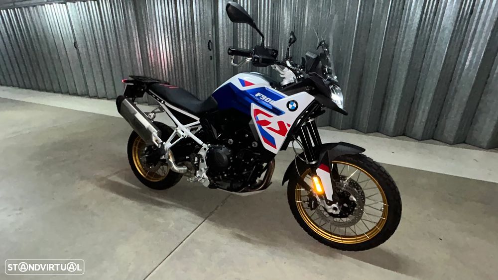 BMW F 900 GS Lightwhite / Racing Blue Metalizado (Versão GS Trophy) - 35