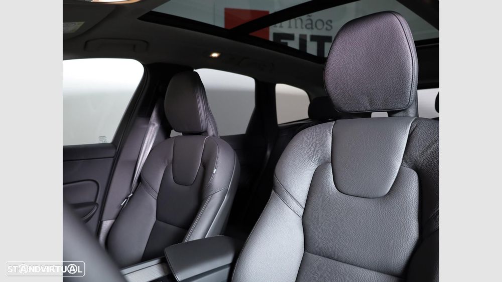 Volvo XC 60 2.0 T6 PHEV Plus Dark AWD — fotografia 16