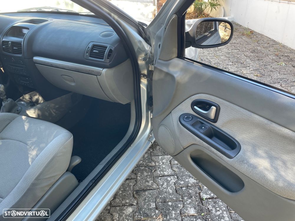 Renault Clio 1.2 16V Privilège - 15