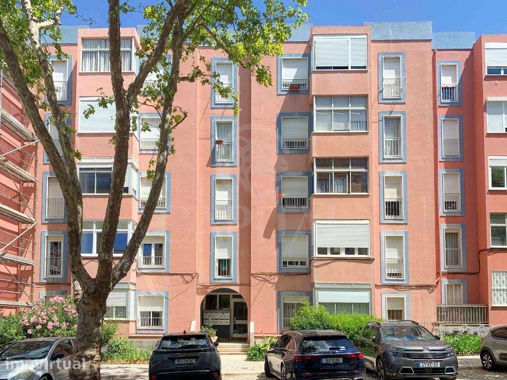 T2 Remodelado com Garagem, Elevador e Excelente Localização no Estoril - Grande imagem: 3/31