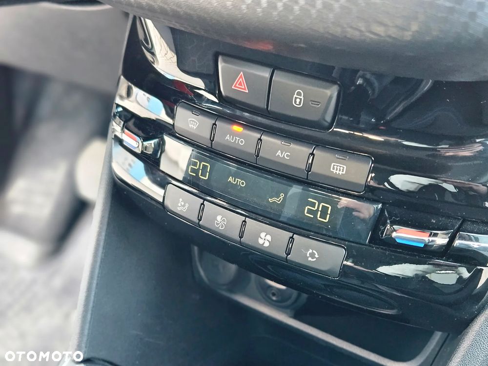 Peugeot 2008 1.2 Pure Tech Style S&S - 31