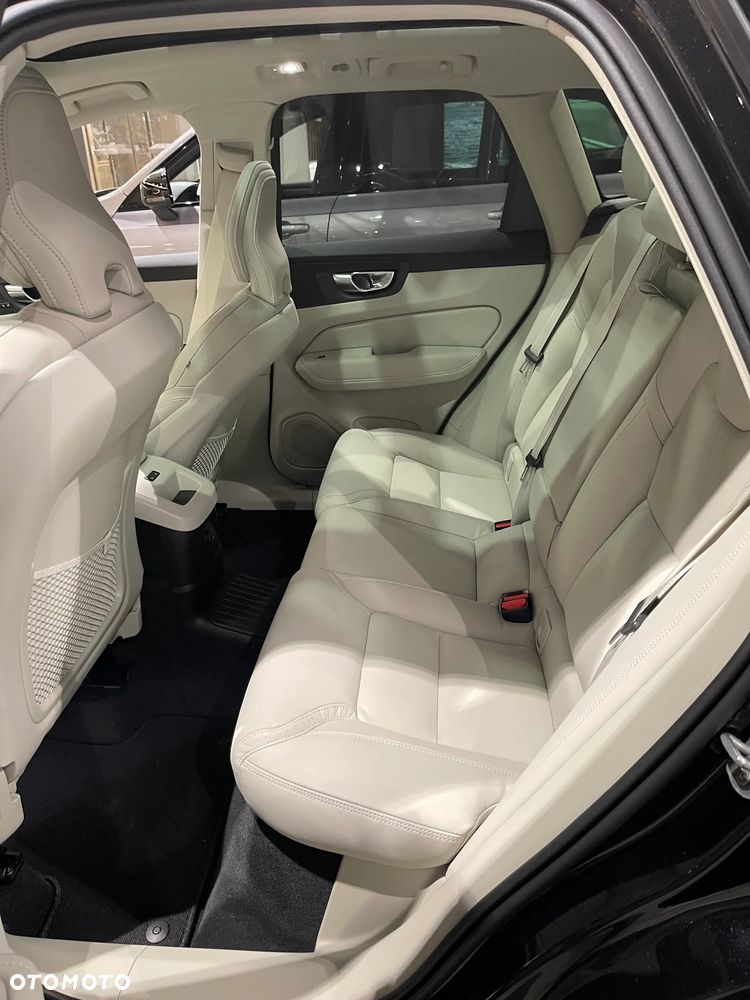 Volvo XC 60 T6 Plug-In Hybrid AWD Ultra Dark - 20