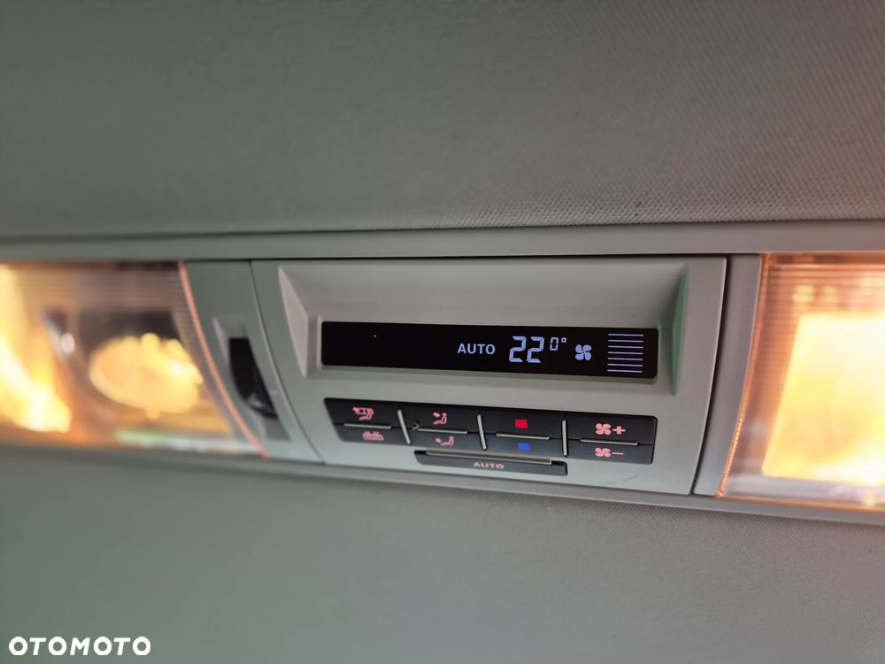 Volkswagen Multivan - 32