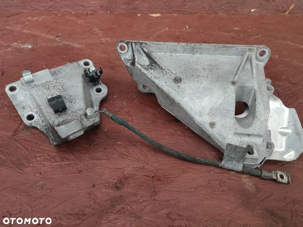 BMW E84 / E90 / E91 / E92 / E91LCI / E90 LCI ORYGINALNE ŁAPY SILNIKA LEWA / PRAWA POD NAPĘD X-DRIVE ( 4X4 ) DO SILNIKÓW GAMY N51 / N52 / N53 O NR.  22 11 6 770 049 /  22 11 6 770 050 OEM W BARDZO DOBRYM STANIE