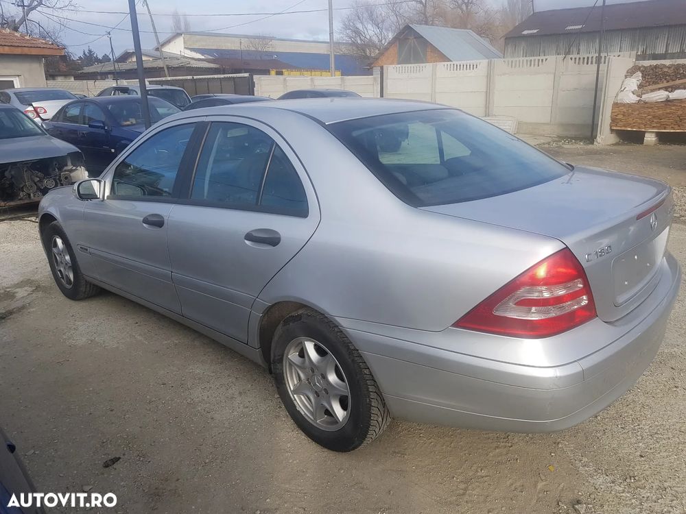 Capota fata/ Usa dreapta spate/Usa dreapta fata /Bara spate/ Capota spate Mercedes C-Class W203 - 3