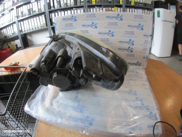 Farol Far1607 HYUNDAI  I20 1 FASE 1 2009 1.4CRDI 90CV 5P BRANCO DRT H4 Apoios Danificado - 3