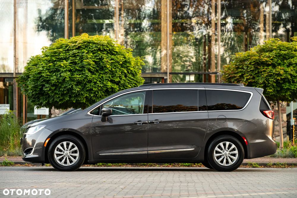 Chrysler Pacifica - 10