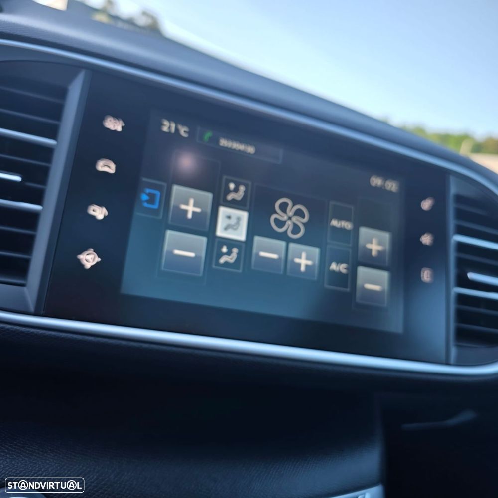Peugeot 308 1.2 PureTech Style J17 - 24