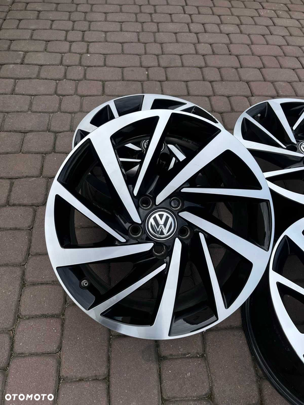 Oryginalne alufelgi Vw 5x112 17 cali Czujniki Tiguan Passat Bicolor
