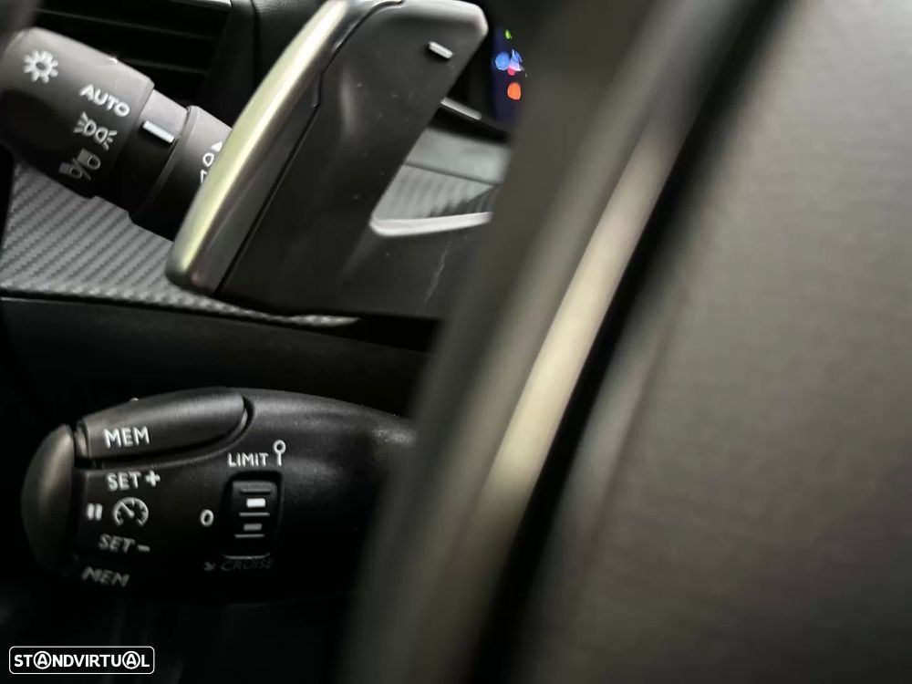 Peugeot 2008 Hybrid 136 e-DSC Allure - 28