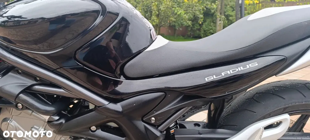 Suzuki GSR - 36