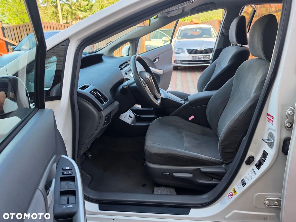 Toyota Prius (Hybrid) - 29
