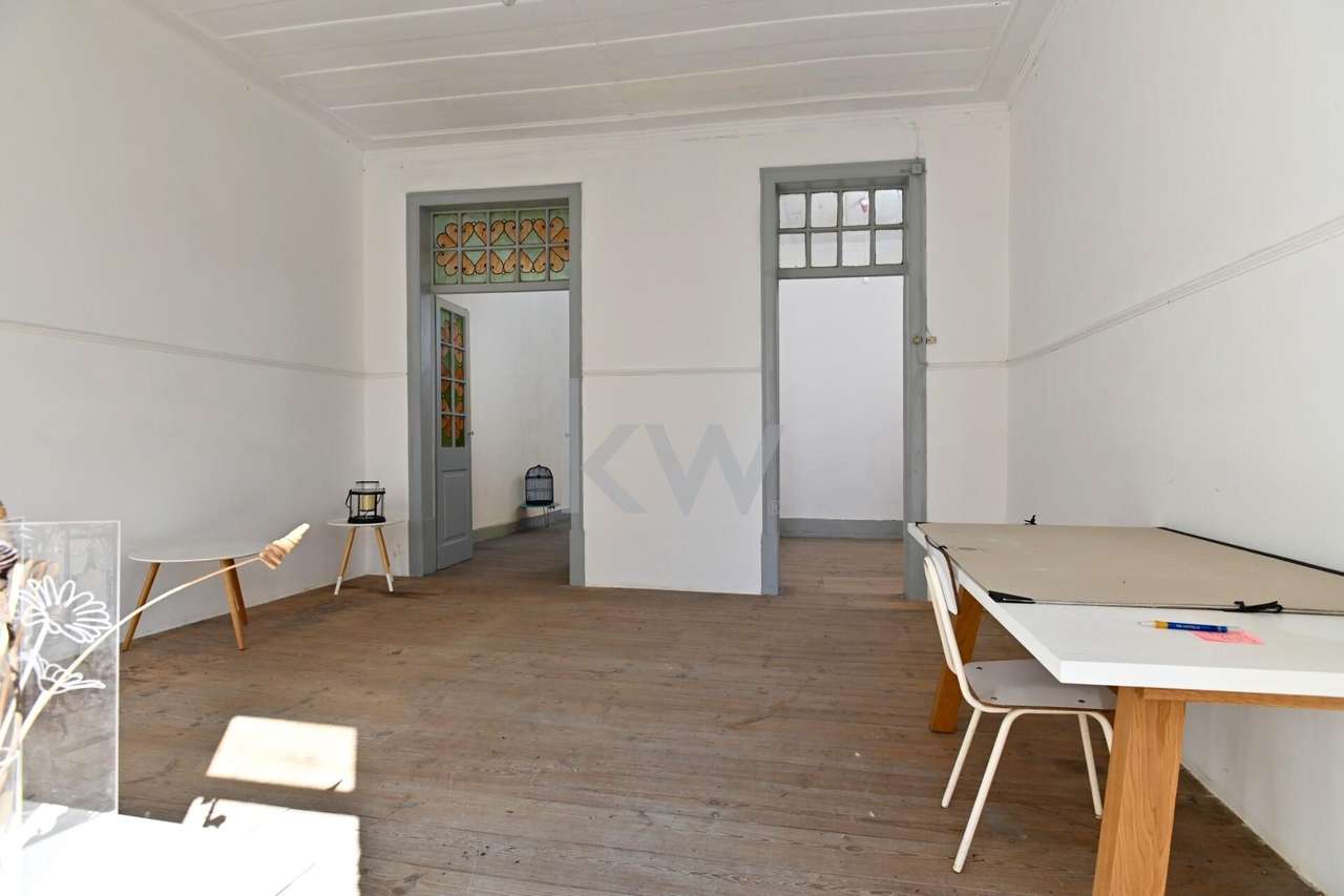 Apartamento T4 para Recuperar na Bica, Misericórdia – Localização Únic - Grande imagem: 3/40