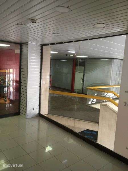 Oportunidade Loja CC Lumiar frente ao metro Lumiar - Grande imagem: 2/5