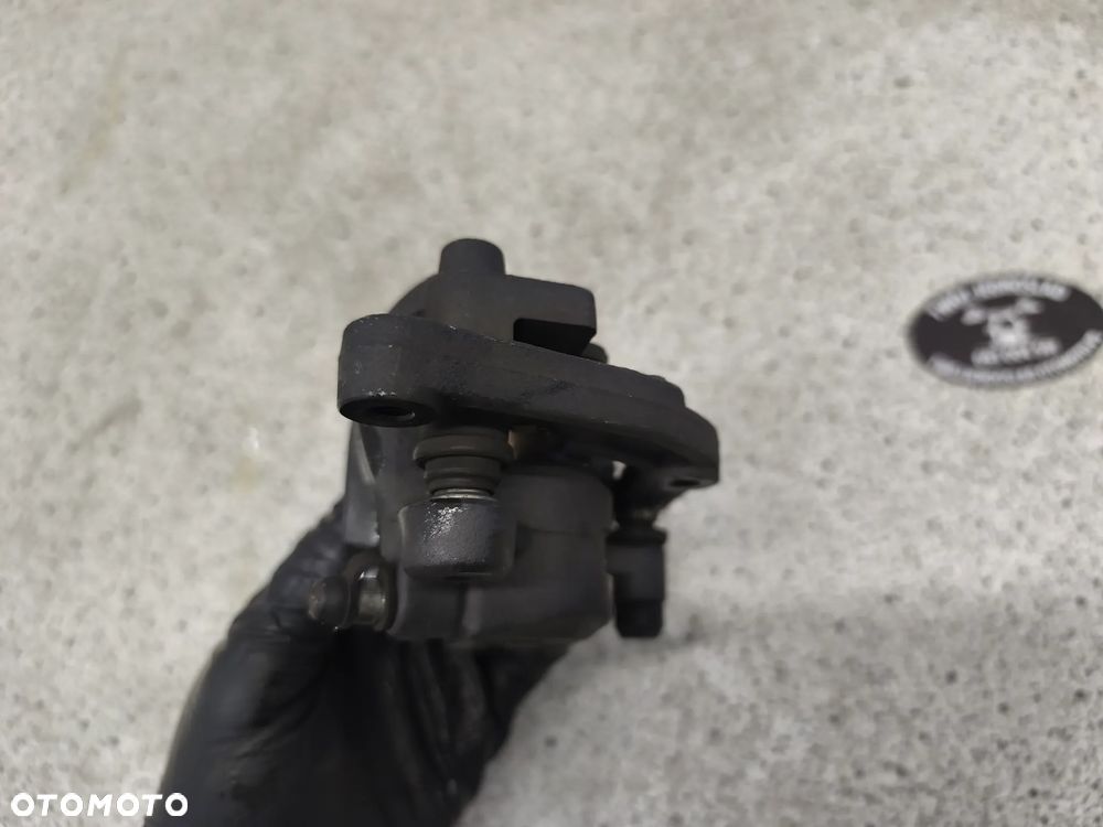 Zaciska hamulcowy przód, przedni prawy Triumph Trident 660 2022 - 3