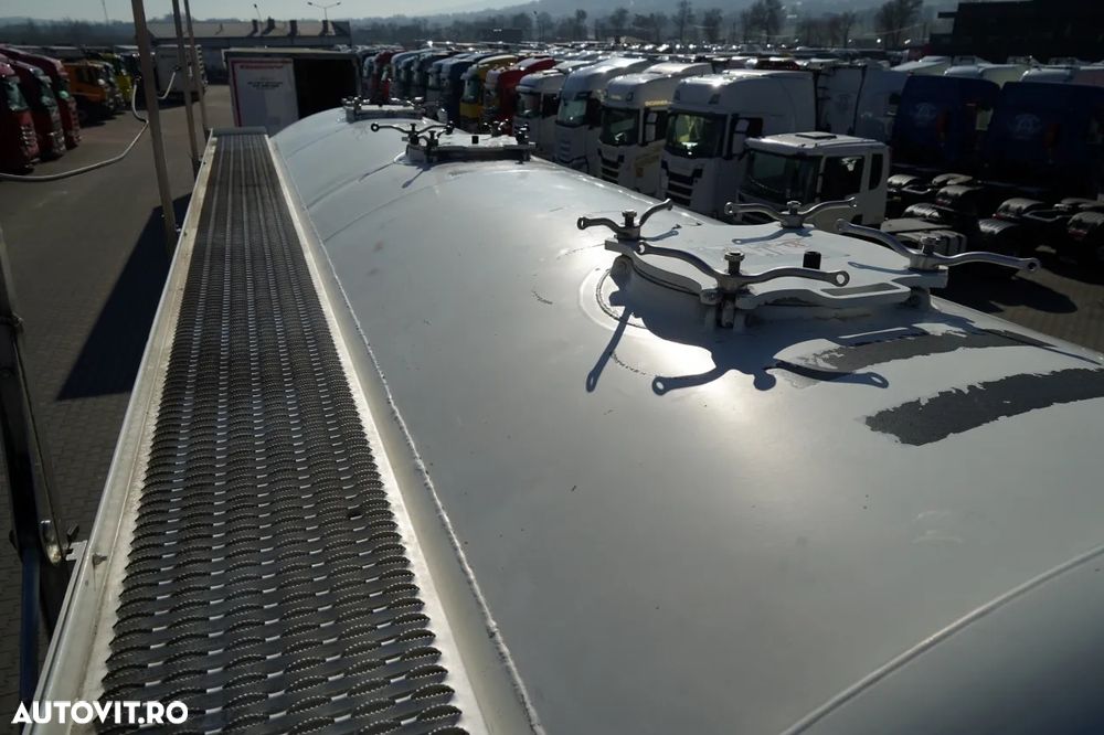 Feldbinder / REMORCA CIMENT / 3 COMPARTIMENTE / 37.000 L / SILOC / PENTRU MATERIALE VRAC / AXĂ RIDICATĂ / SAF / JANTE DIN ALIAJ - 18