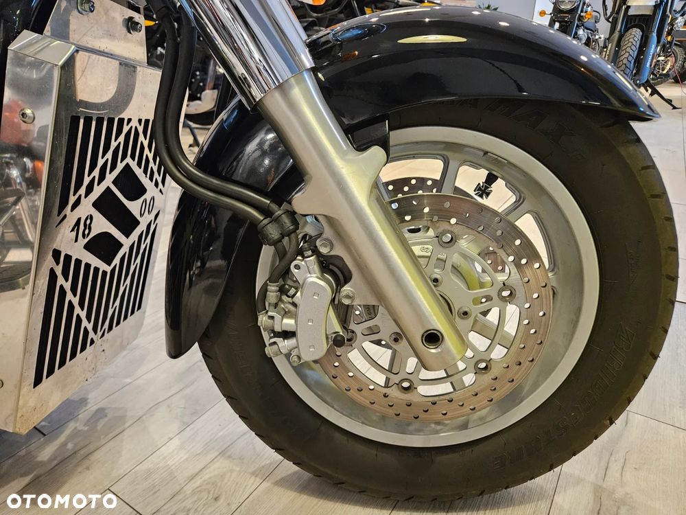 Suzuki Intruder - 13