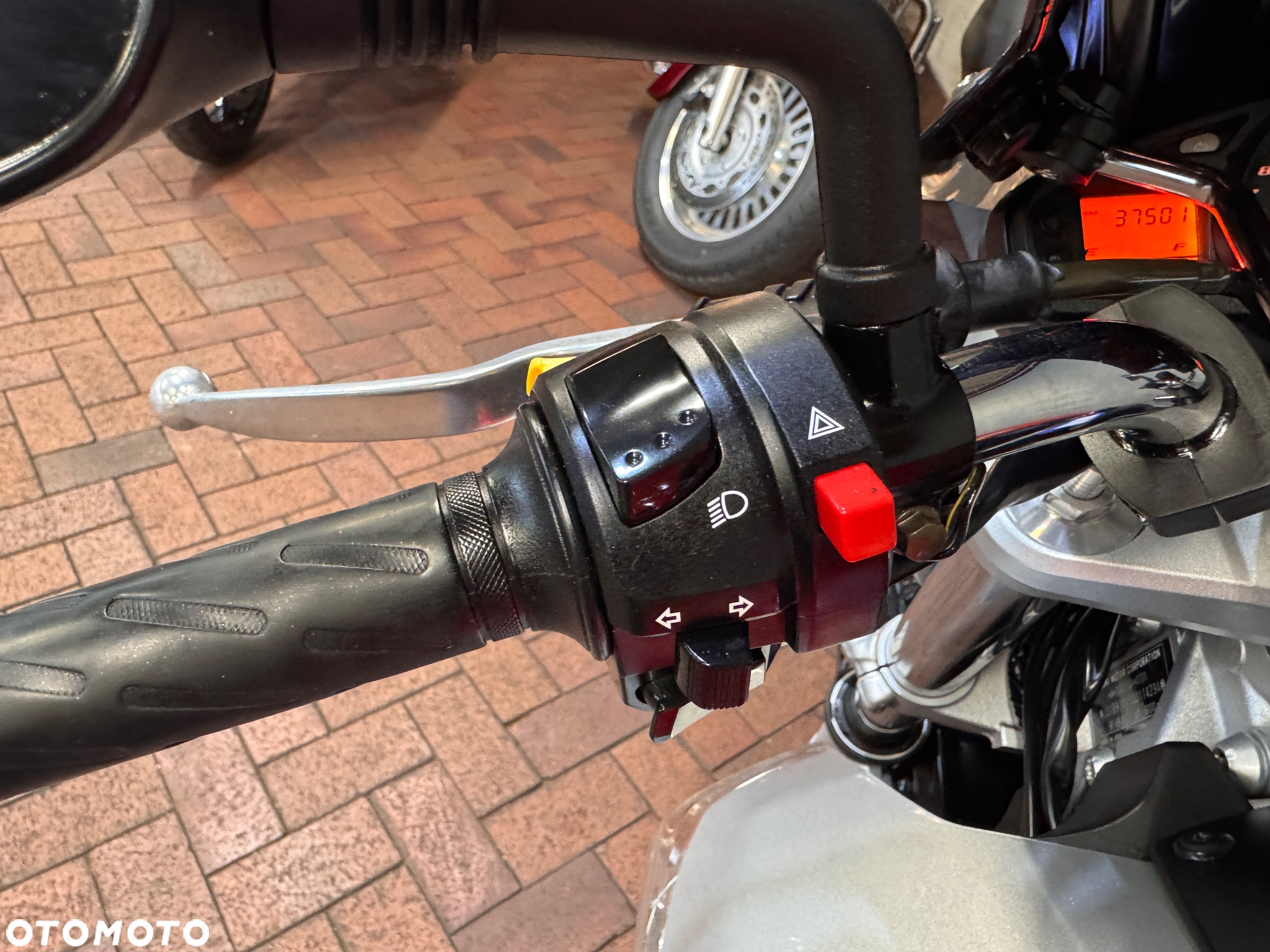 Suzuki GSR - 27