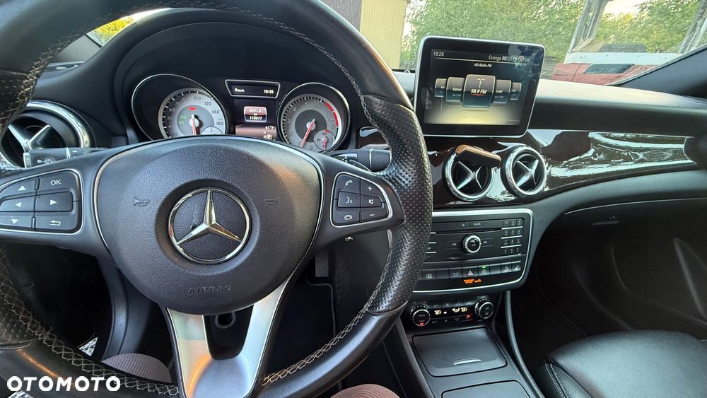 Mercedes-Benz GLA 250 4Matic 7G-DCT - 10