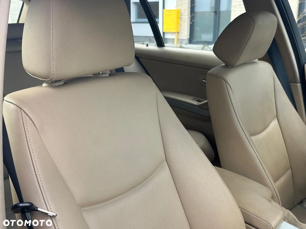 BMW Seria 3 318i Touring - 9