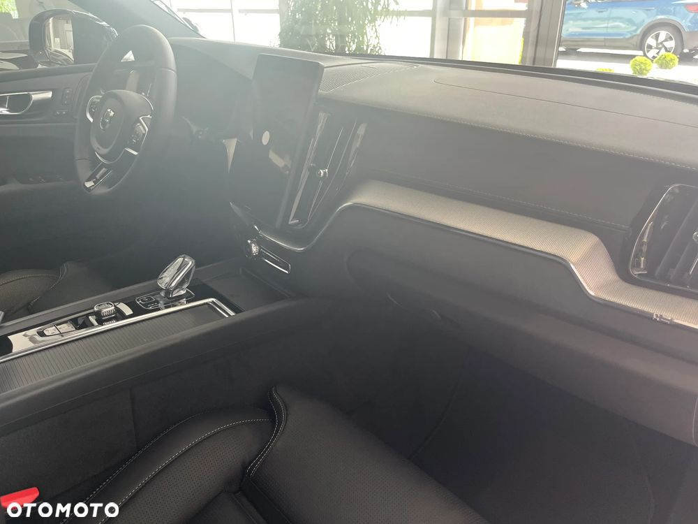 Volvo XC 60 T6 Plug-In Hybrid AWD Ultra Black Edition - 8