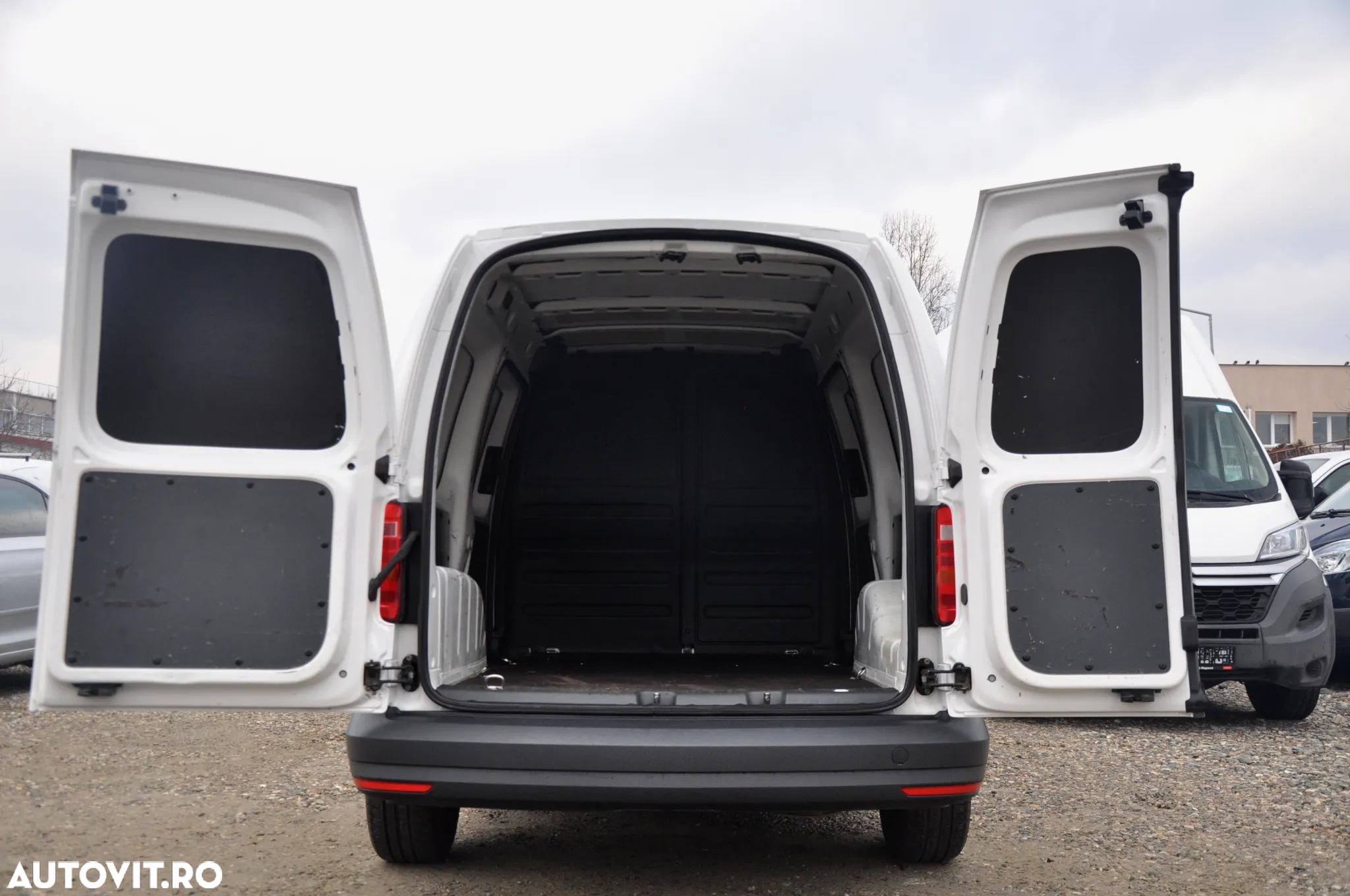 Volkswagen Caddy L2H1 Van - 8