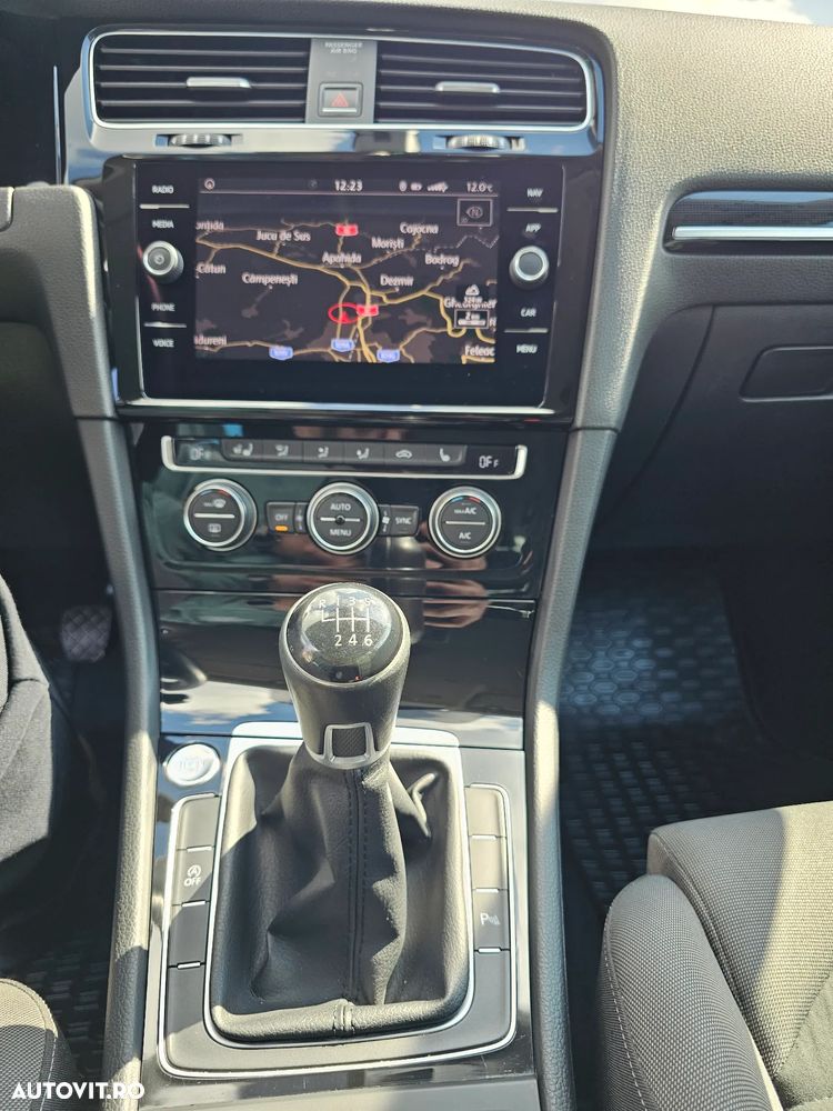 Volkswagen Golf - 24