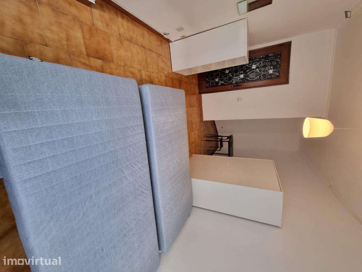 Quarto - localizado em Amadora Lisbon - Grande imagem: 3/9