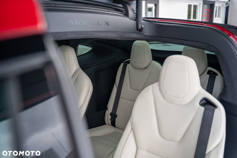 Tesla Model X - 11