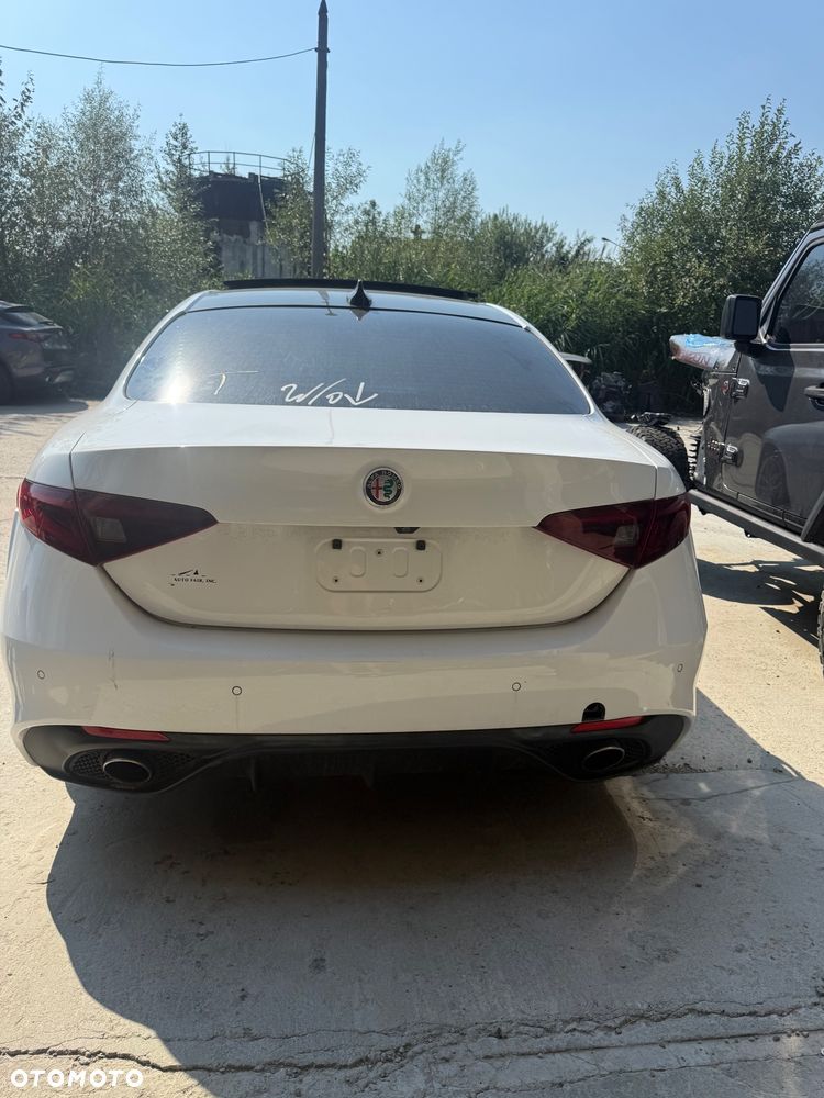 Alfa Romeo Giulia 2.0 Turbo 16V AT8-Q4 Veloce Ti - 6