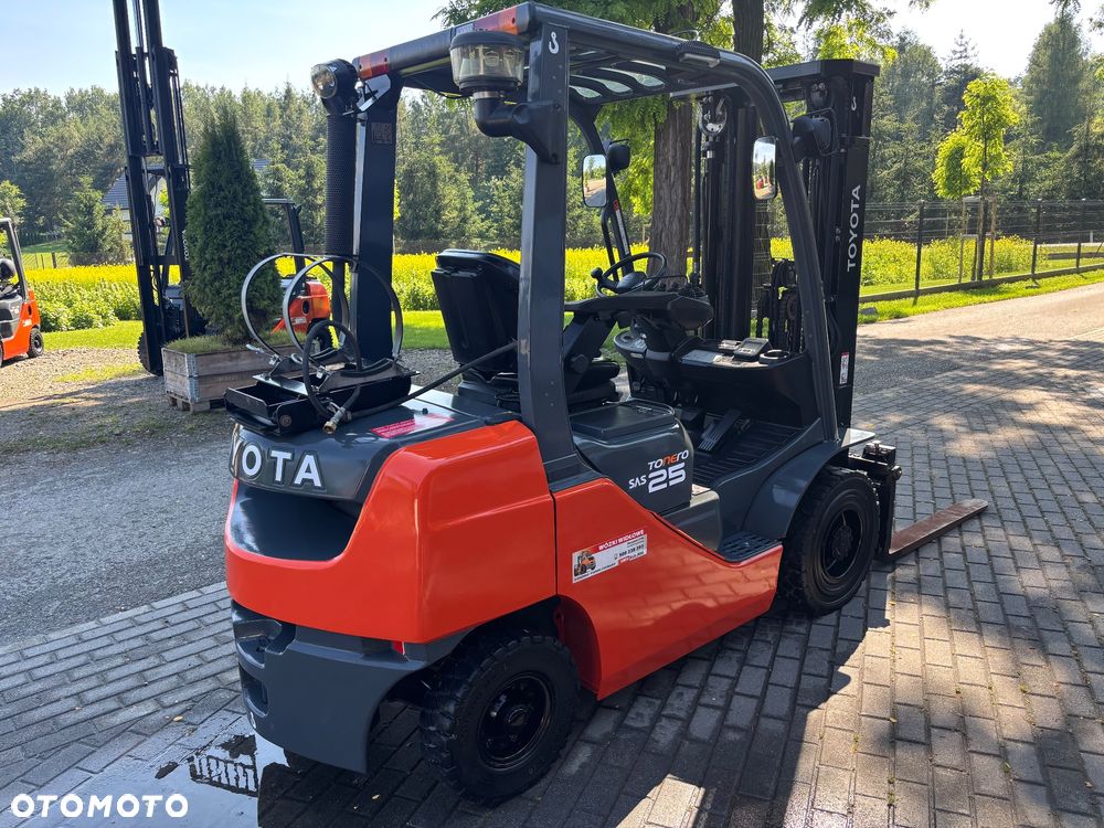 Toyota 8FGF25 diesel triplex KABINA 2022r 58500netto 4 sekcje - 6