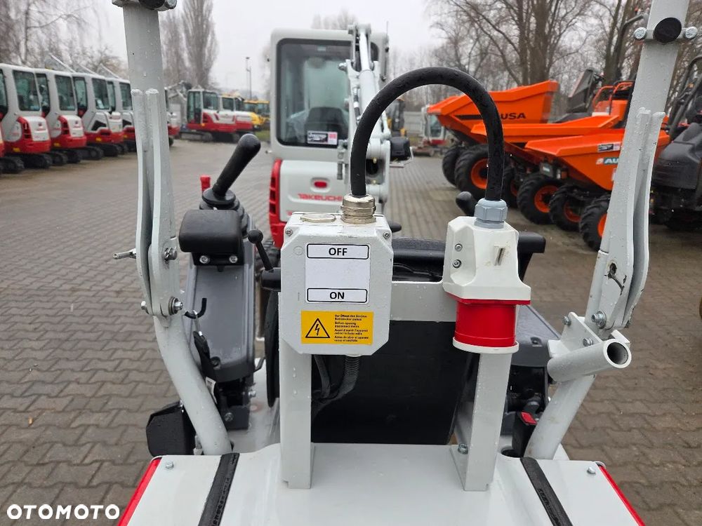 Takeuchi Minikoparka Takeuchi TB210RH Hybryd - Elektryczna - 11