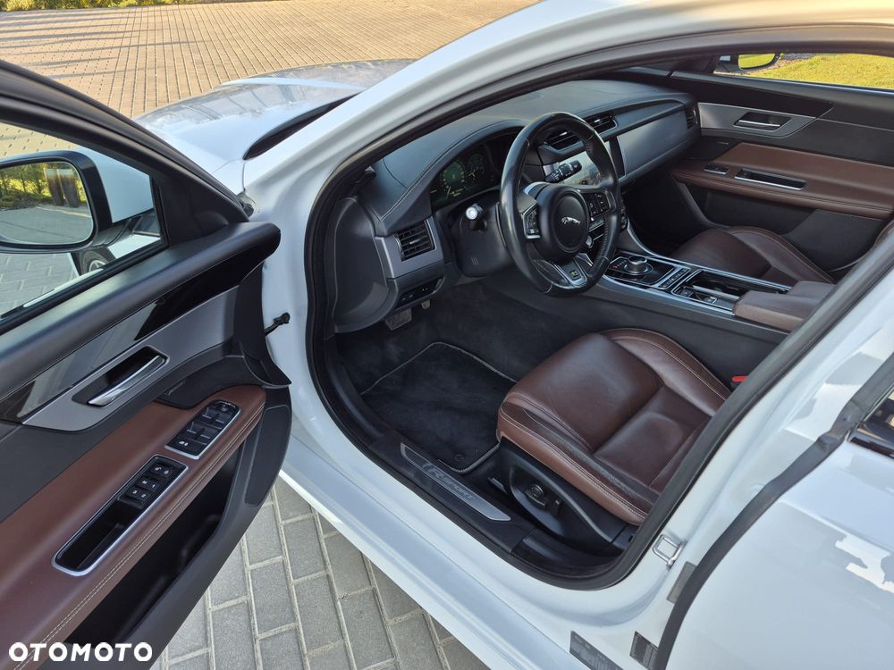 Jaguar XF 2.0 i4D AWD Prestige - 14