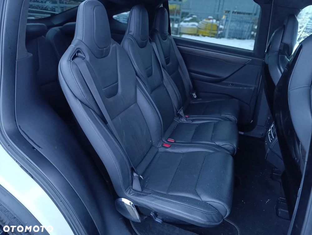 Tesla Model X - 12