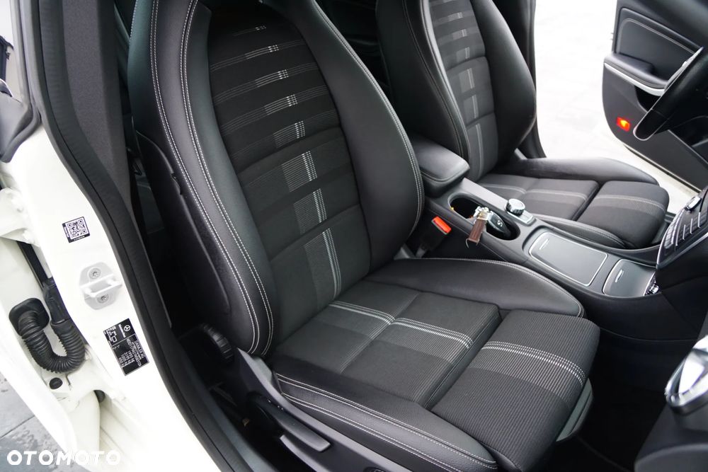 Mercedes-Benz CLA 180 7G-DCT UrbanStyle Edition - 27
