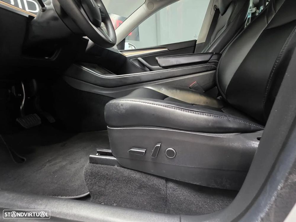 Tesla Model Y Long Range Dual Motor AWD - 14
