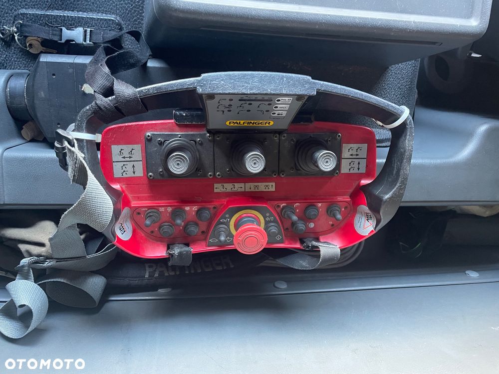 Mercedes-Benz Axor 1824 z żurawiem Palfinger 12002 z pilotem - 7