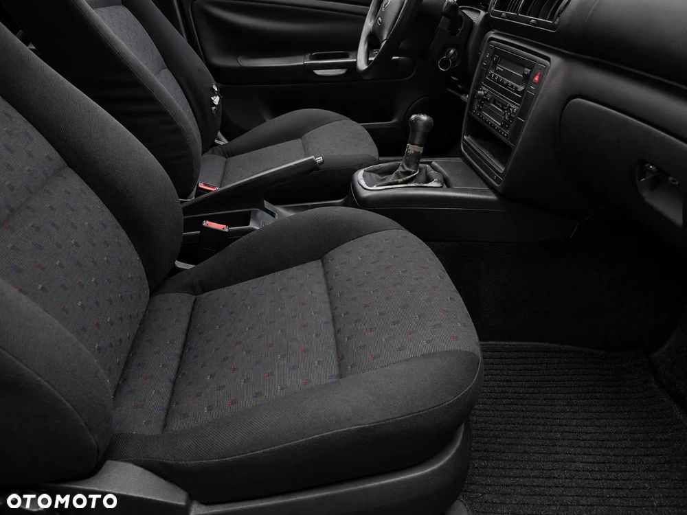 Volkswagen Passat 1.8 Comfortline - 17