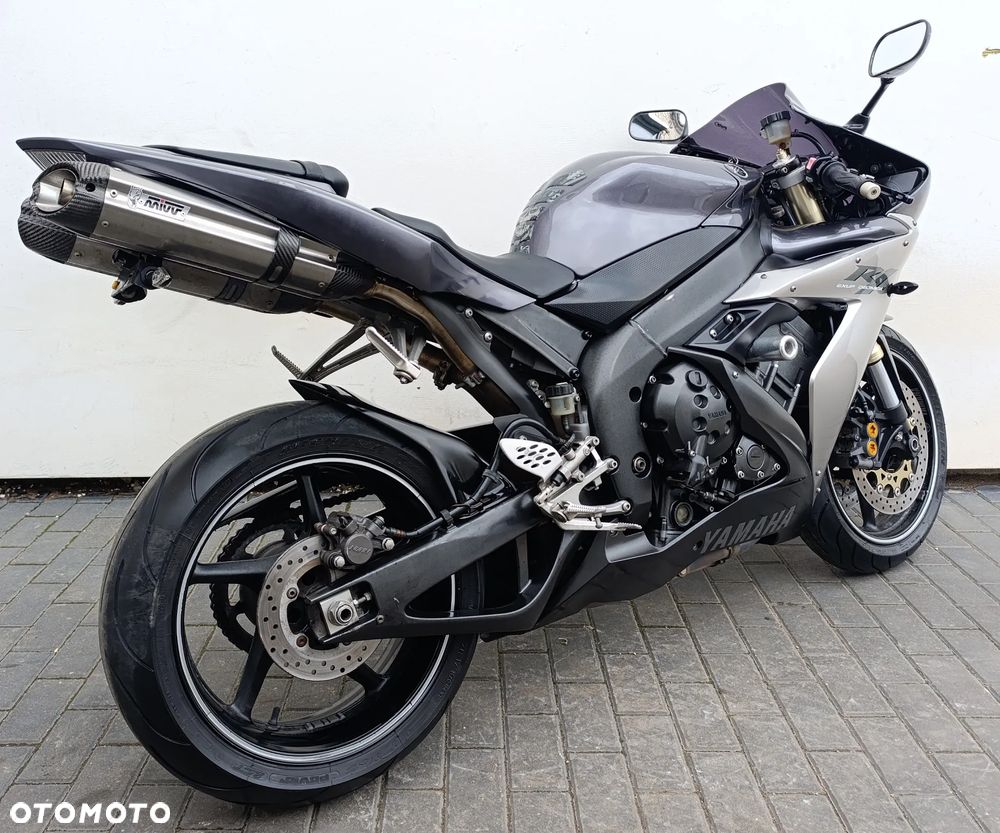 Yamaha R1 - 6