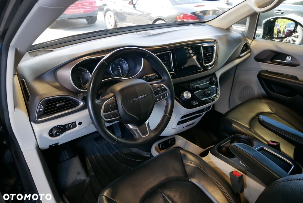 Chrysler Pacifica - 8