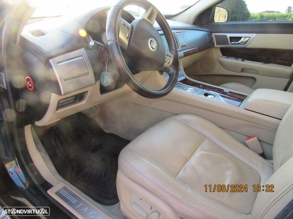 Jaguar XF 2.7 V6 Premium Luxury - 7