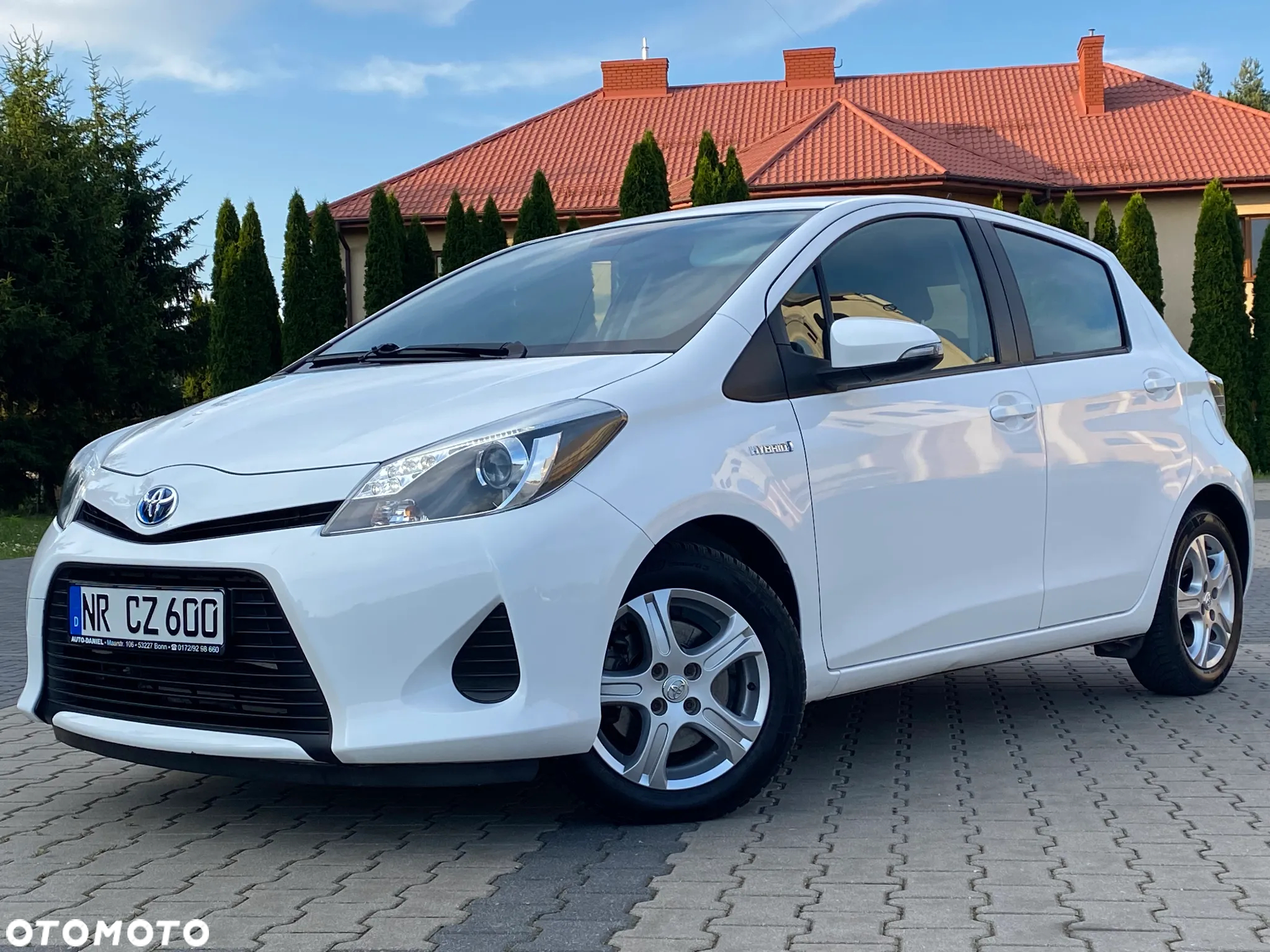 Toyota Yaris Hybrid 100 Premium - 4