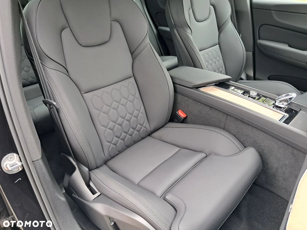 Volvo XC 60 B5 B AWD Plus Dark - 24