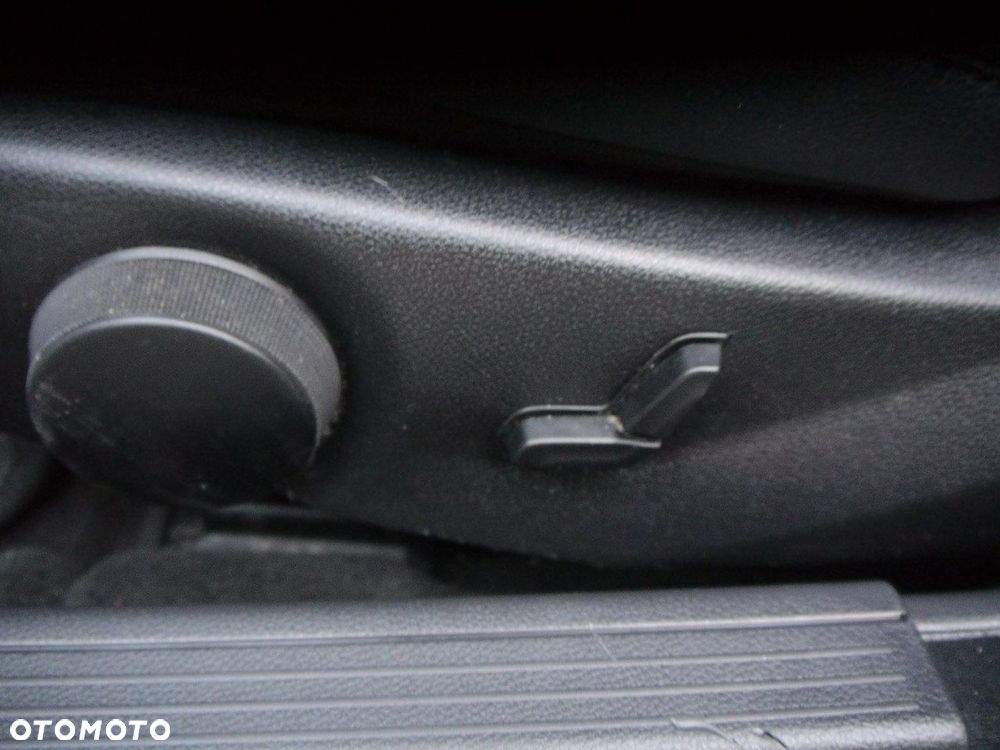 Mercedes-Benz Klasa C 180 BlueEFFICIENCY 7G-TRONIC Avantgarde - 30