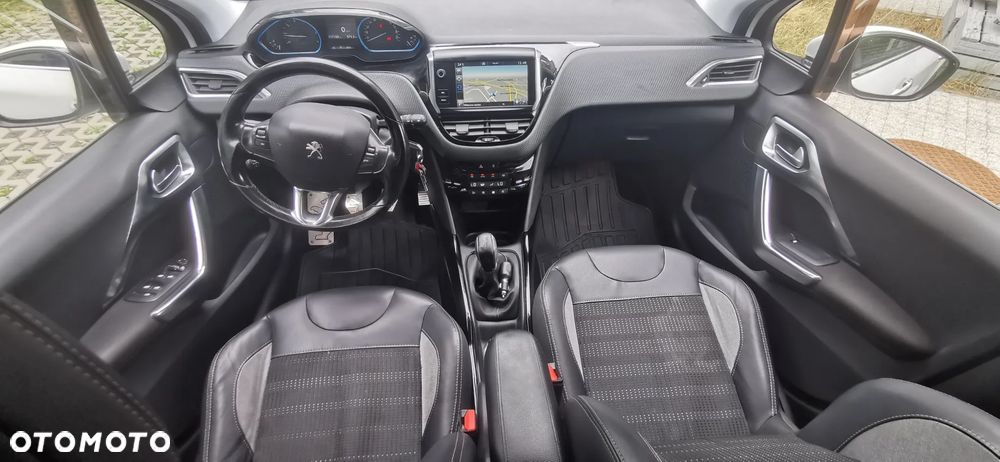 Peugeot 2008 1.2 Pure Tech Style S&S - 11