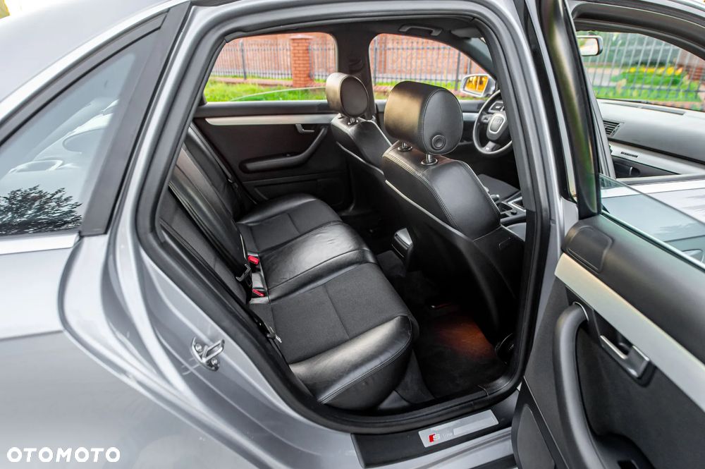 Audi A4 Limousine 2.0 T FSI quattro - 25