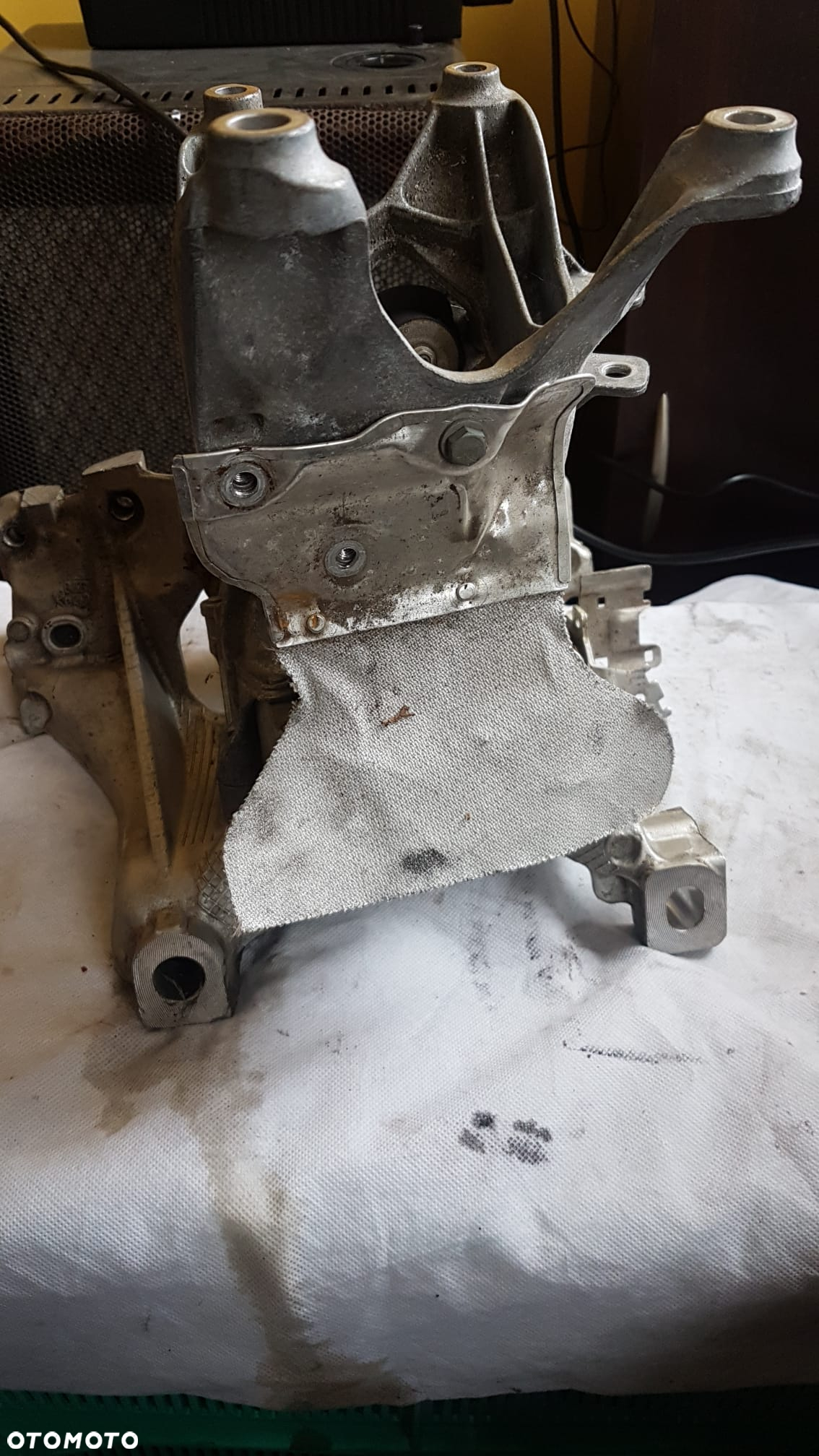 Łapy wspornika AUDI A4 B9 8W0399296E - 3