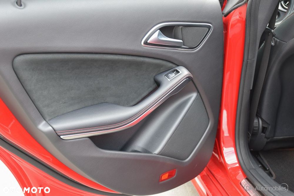 Mercedes-Benz CLA 220 4-Matic AMG Line - 36
