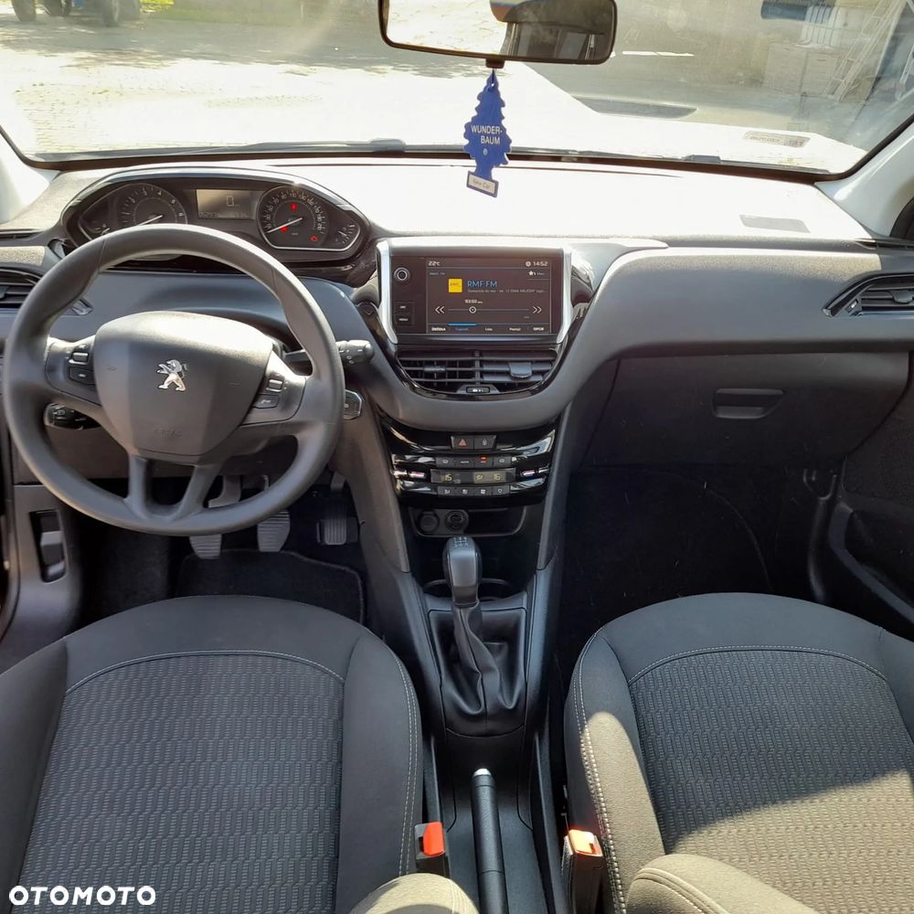 Peugeot 208 - 8