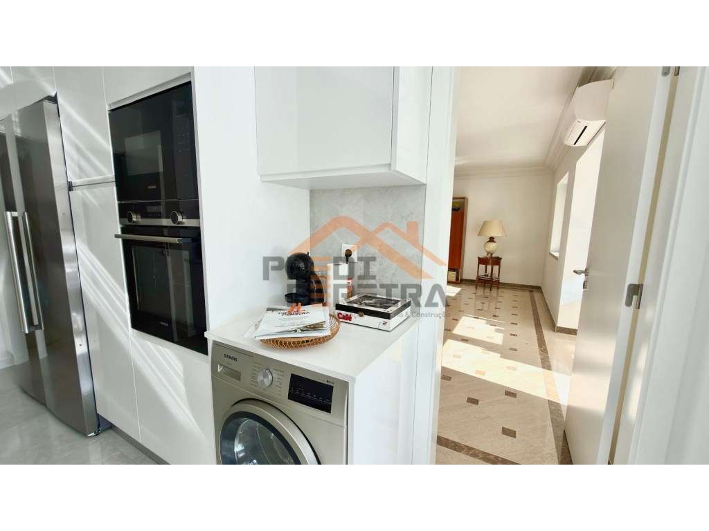 Situado no Areeiro, apartamento T3 com147 m² e parqueamento para um... - Grande imagem: 2/42